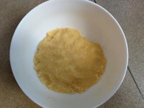 面团一发时就可以先将椰蓉馅做好，黄油隔热水融化后加入全蛋液和糖粉，再加入椰蓉和奶粉拌匀即可