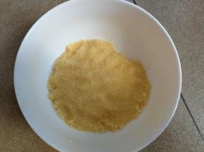 面团一发时就可以先将椰蓉馅做好，黄油隔热水融化后加入全蛋液和糖粉，再加入椰蓉和奶粉拌匀即可