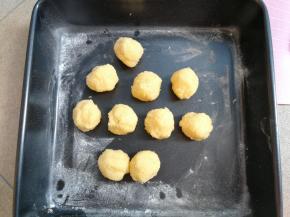 椰蓉馅也分成10等份，搓圆备用