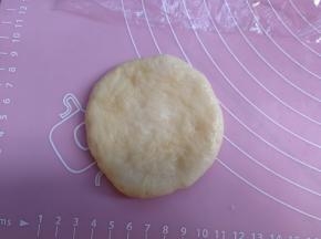 小面团松弛后，按扁擀成圆形