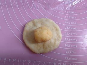 放上一个椰蓉馅，类似包包子的手法包好馅料