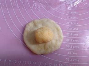 放上一个椰蓉馅，类似包包子的手法包好馅料