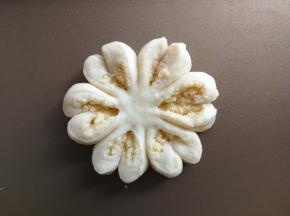 六等分的花瓣再一分为二，两片相对朝上翻出，就成为美丽的花朵了