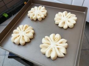 依次将所有小面团做成花形，摆入不沾烤盘（我的烤盘不够大，分了两个烤盘放，烤了两炉）