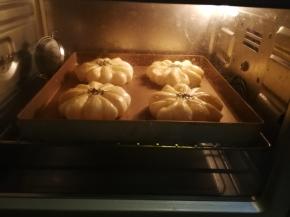 烤箱180预热5分钟后，送入烤箱中层上下火180度烘烤15~18分钟左右