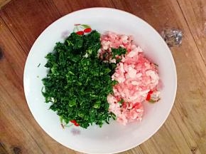 把荠菜挤干水，切未，猪肉切成末放入碗中。