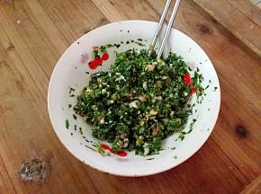 加入盐和少许的香油，搅拌均匀。