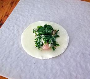 饺子皮放上馅料