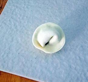 两头对接就行成了一个元宝形状。