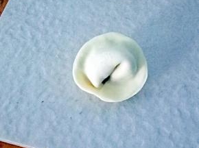 两头对接就行成了一个元宝形状。