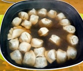 把做好的饺子放入锅中煮熟。