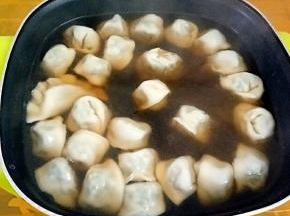 把做好的饺子放入锅中煮熟。