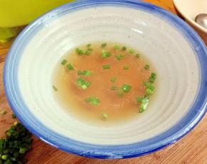 碗中滴入几滴的香油，再加入少许的葱花，再放入煮好的饺子即可。