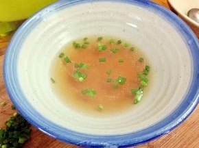 碗中滴入几滴的香油，再加入少许的葱花，再放入煮好的饺子即可。