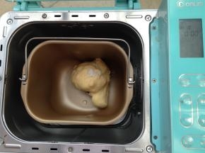 一个和面程序结束，面团能拉出粗膜状态时加入盐和软化的黄油，继续开启面包机和面功能