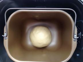 将面团收圆，放在面包机桶内开启发酵档进行一发