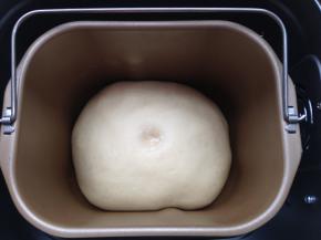 约一个小时后，发至2倍大，手指粘粉戳洞不塌陷不回缩，发酵完成