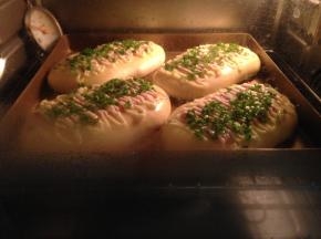 烤箱200度预热5分钟，烤盘送入烤箱中层上下火180度烤20分钟左右