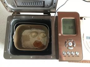 除黄油外，其他材料放入面包机内，先液体后粉体，和面15分钟。
