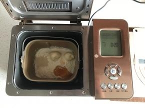 除黄油外，其他材料放入面包机内，先液体后粉体，和面15分钟。