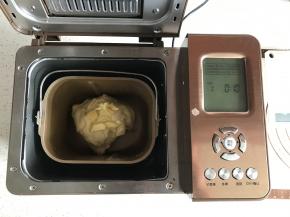 加入黄油，继续和面10分钟。