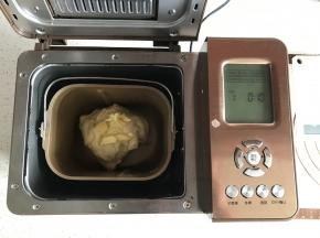 加入黄油，继续和面10分钟。