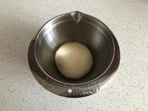 整理成圆放入抹油的容器内进行一发。