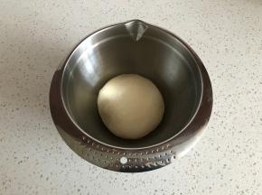 整理成圆放入抹油的容器内进行一发。