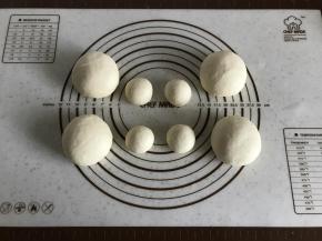 每一份再分成126g和30g面团，滚圆盖保鲜膜松弛20分钟。