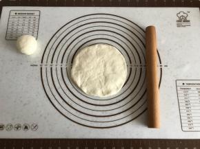 大面团擀扁成圆形。