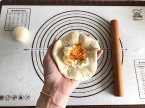 包入30g奶油奶酪+7g左右橙皮丁。