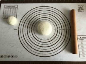 收口处捏紧，底部朝下，再次滚圆。