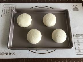 将包好馅的面团全部放入烤盘，注意面团之间要留有一定的空隙。