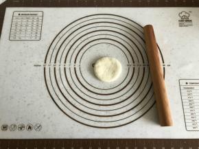 小面团也擀扁擀圆形，比大面团小一圈即可。