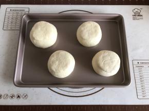 把小面皮盖在大面团上。