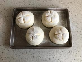 取出发好的面团，在面团上撒上干粉。烤箱开始上185下190预热。