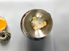 黄油室温软化后加入细砂糖。