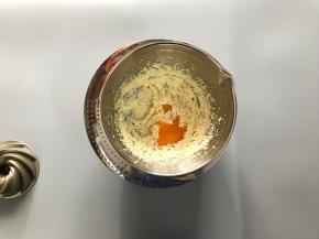 分次加入蛋液。