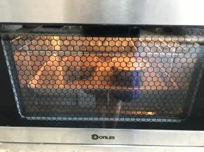 放入事先170度预热好的烤箱中，烘烤30分钟左右。