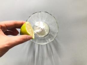 糖粉中分次少量加入柠檬汁。