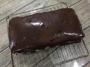 取出组装后冻硬的蛋糕，将甘纳许淋在蛋糕面上，因为我的蛋糕是长方形的，装饰有点小麻烦，所以我用了巧克力碎打底。

这一步也可以用巧克力淋面，因为我晚上做的蛋糕，一共花了五个多小时，太累了，就用的甘纳许做淋面。