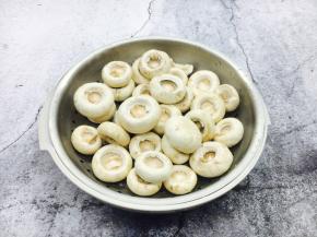 口蘑洗干净，去掉老梗。