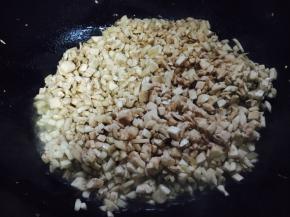 用油把口蘑炒一炒。