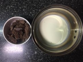 1:1的巧克力和淡奶油，将淡奶油热一下，放入巧克力，静至一会儿，让巧克力充分融化，然后从容器中心开始搅拌，顺滑了就可以。甘纳许就做好了。