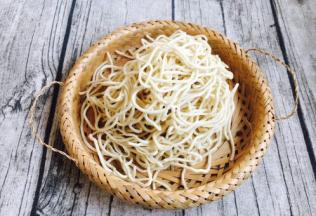 在超市买的面条150g。