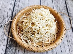 在超市买的面条150g。