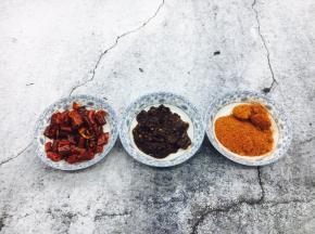准备好辣椒段、老干妈辣酱、辣椒面。