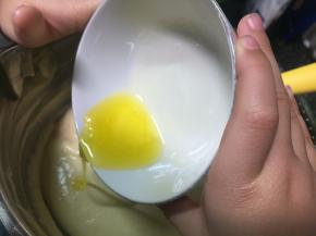 加入融化好的黄油，动作稍微轻柔一点，因为质地不同，黄油是会沉底的，所以这时候也是需要翻拌的。稍微融合面糊就可以了。