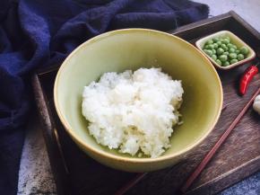 准备好一碗米饭。