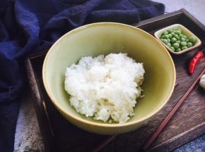 准备好一碗米饭。